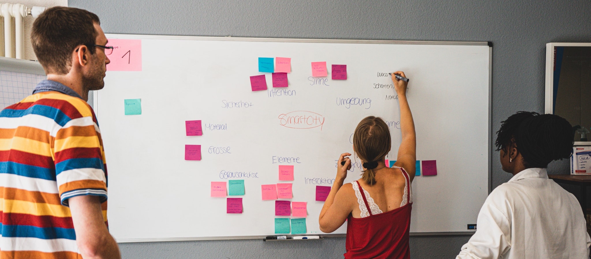 Studierende kleben Post-Its an ein Whiteboard während eines Smart-City Workshops in der Paderborner Ideenwerkstatt